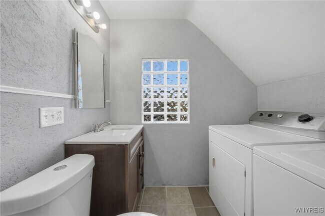 Building Photo - 214 58th St