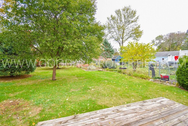 Building Photo - 3 Bedroom home with a fenced yard and atta...