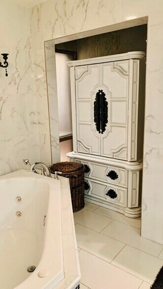 Building Photo - 2828 N 61st Pl