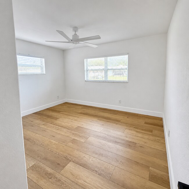 Building Photo - Updated 2/2/1 Home in Northeast St. Petersburg!