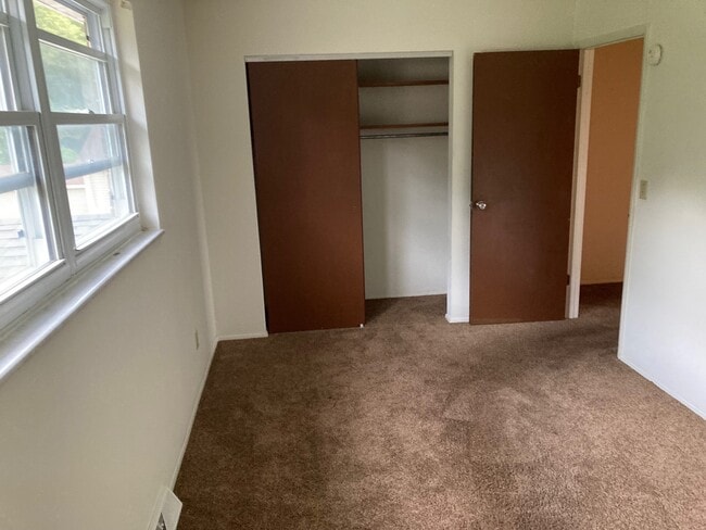 Building Photo - 27 Holly Dr