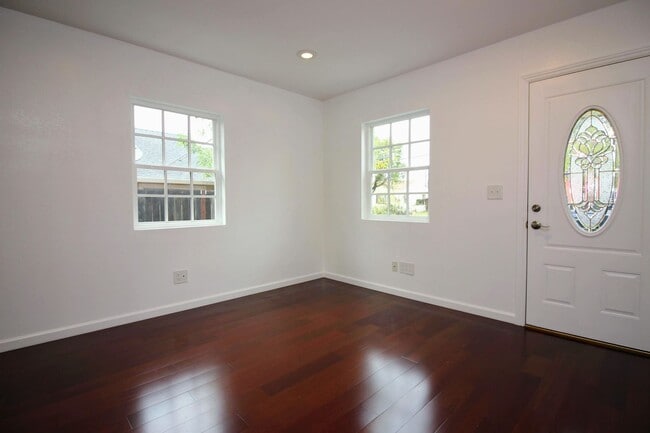 Building Photo - 2 Bedroom Home with Large Yard in SW Santa Rosa
