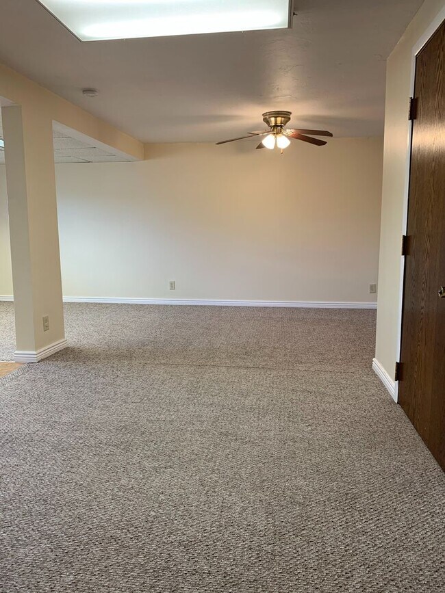 Building Photo - 2 Bedroom/1 Bathroom Duplex in Bluffdale