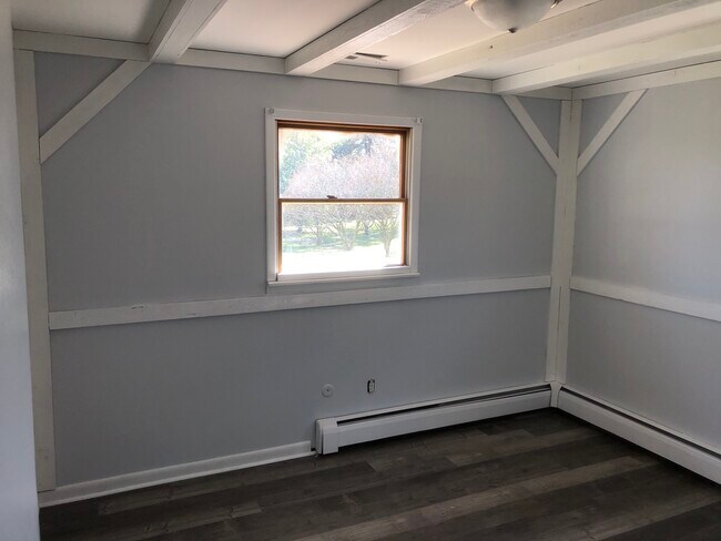 Building Photo - 235 Woodlawn Dr