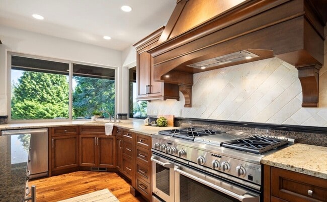 Building Photo - Beautiful Home in Semiahmoo!