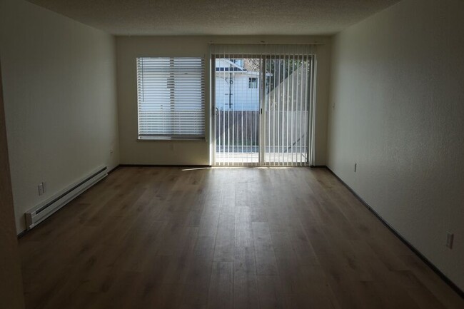 Building Photo - 1 Bed, 1-Bath Apartment in Fremont featuri...