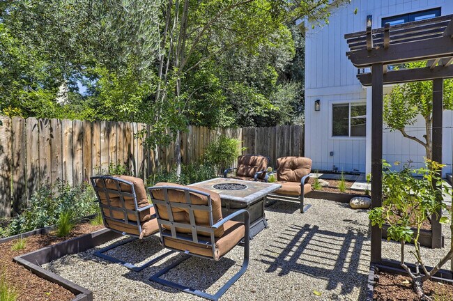 Building Photo - 1155 Grape Ln