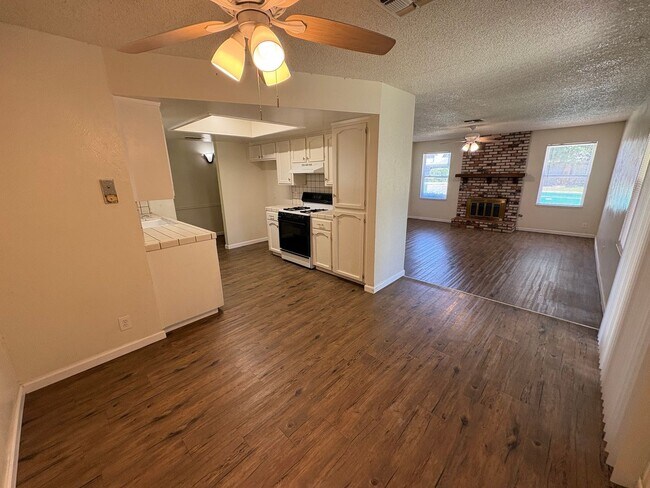 Building Photo - Cozy Home on Spacious Lot with Pool Available Now!