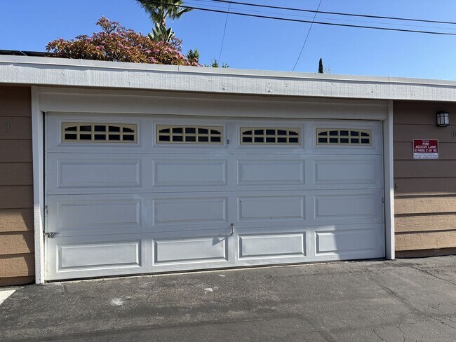 Building Photo - MOVE IN READY Updated La Habra condo