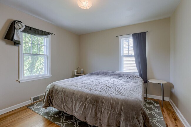 Building Photo - Charming 2 Bedroom With Spacious Living In...