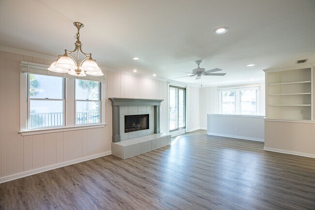 Building Photo - Renovated Beach House