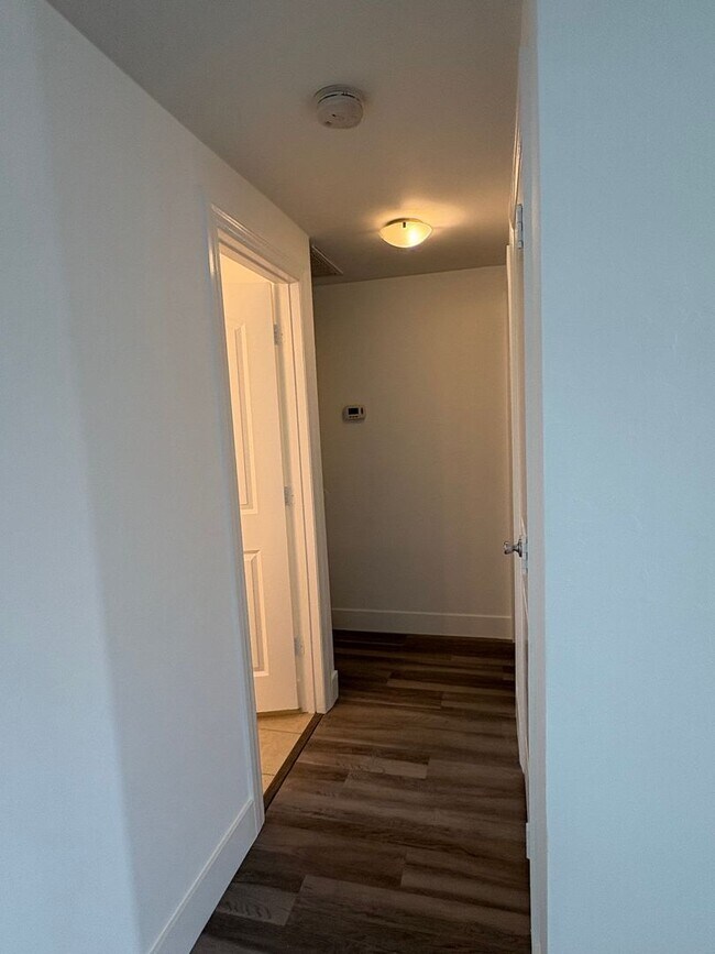 Building Photo - Spacious 2/2 with a garage available until AUGUST