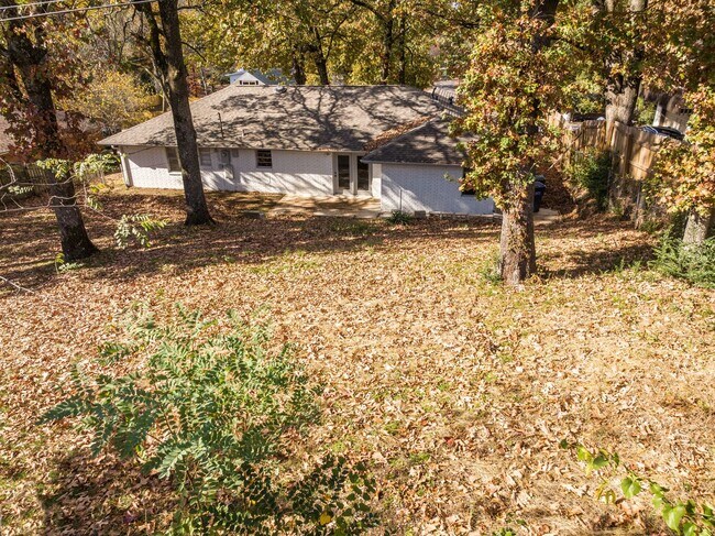 Building Photo - Freshly Updated 3 Bedroom House