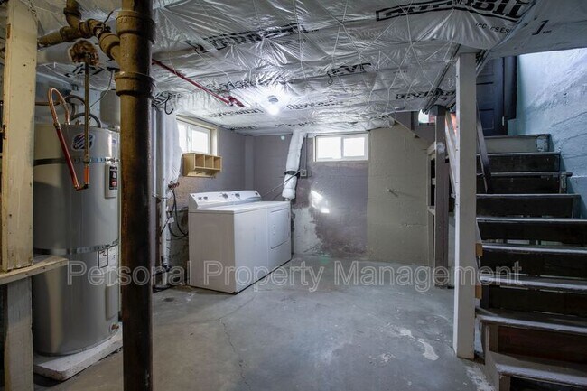 Building Photo - 807 W 21st St