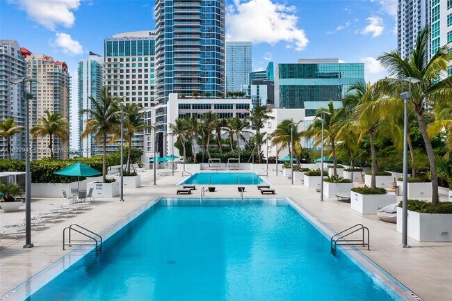 Building Photo - 950 Brickell Bay Dr