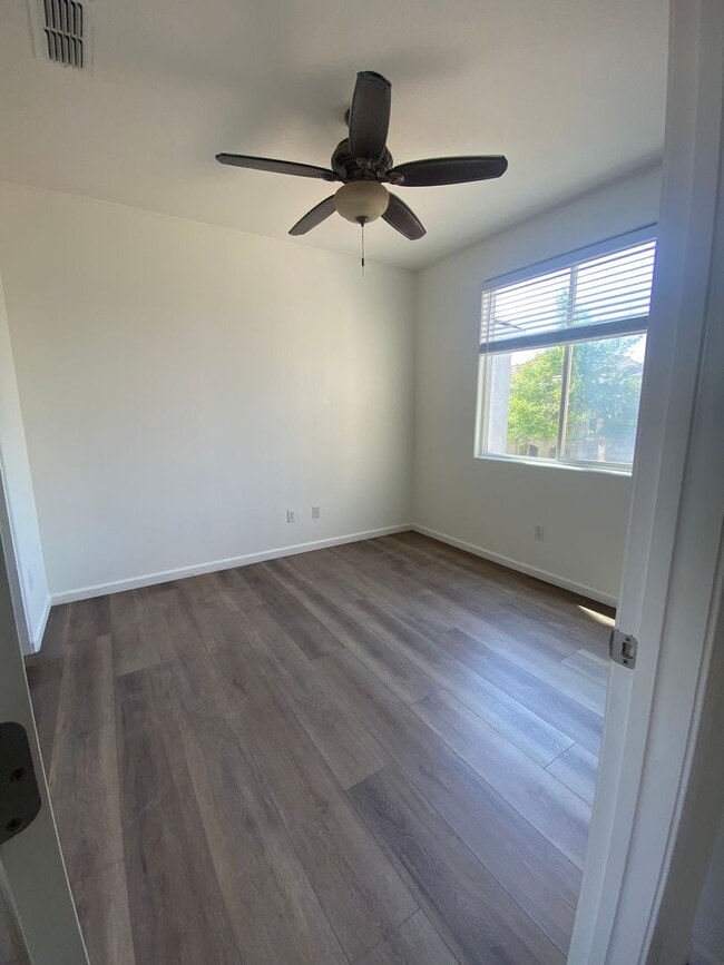 Building Photo - AVAILABLE NOW! Beautiful 3 bedroom 2 Bath ...