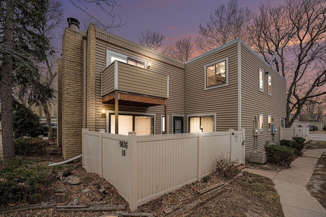 Building Photo - Charming 2 Bedroom 1.5 Bathroom Condo in Southeast Denver available Now!