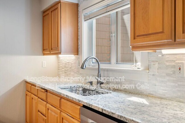 Building Photo - 10247 NW Village Heights Dr