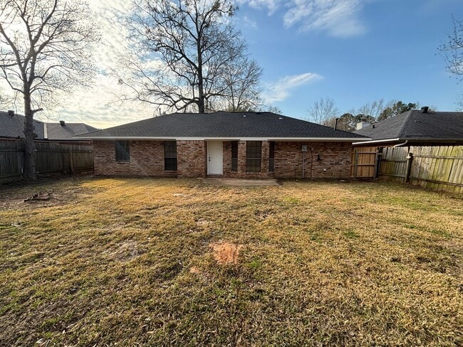 Building Photo - THIS HOME IS READY TO STEAL YOUR HEART WITH IT'S CHARM.