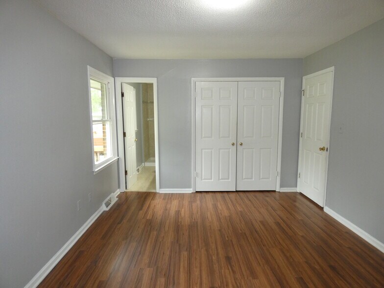 Building Photo - 5800 Meadowbrook Rd