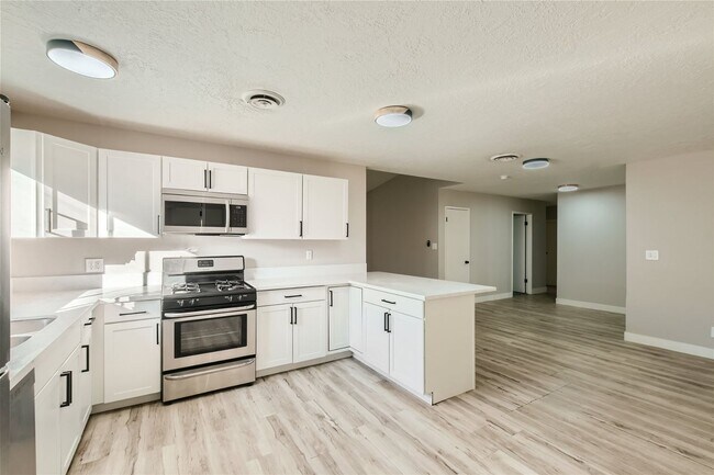 Building Photo - STUNNINGLY REMODELED Single Story Home with Pool in Twin Lakes Neighborhood