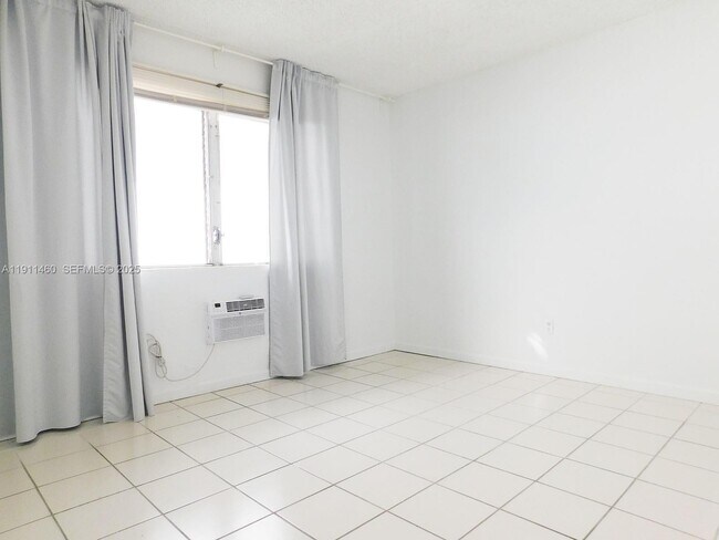 Building Photo - 1247 Marseille Dr