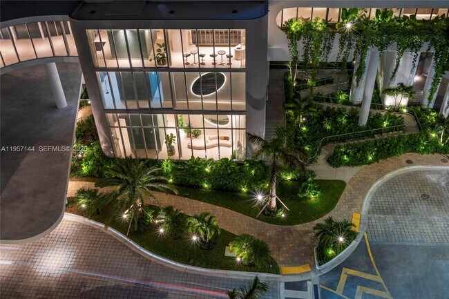 Building Photo - 700 NE 24th St