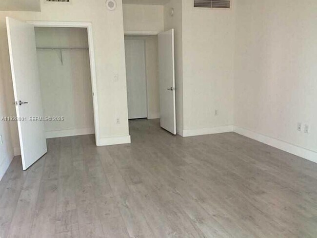 Building Photo - 500 Brickell Ave