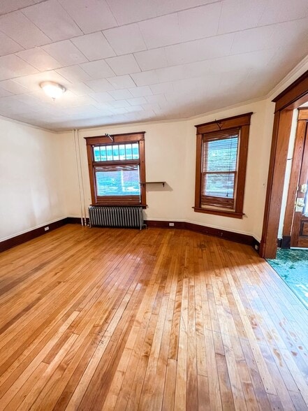 Building Photo - 208 King St