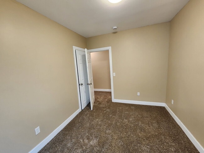 Building Photo - 2490 Woodmere St