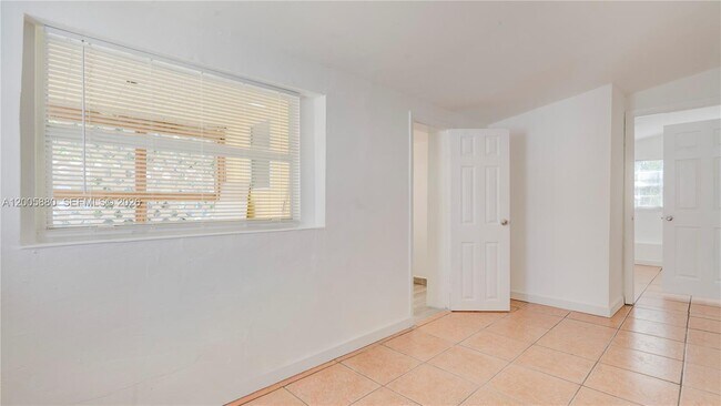 Building Photo - 1085 NE 128th St