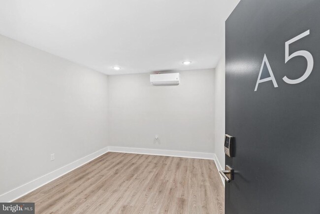 Building Photo - 1240 Raum St NE