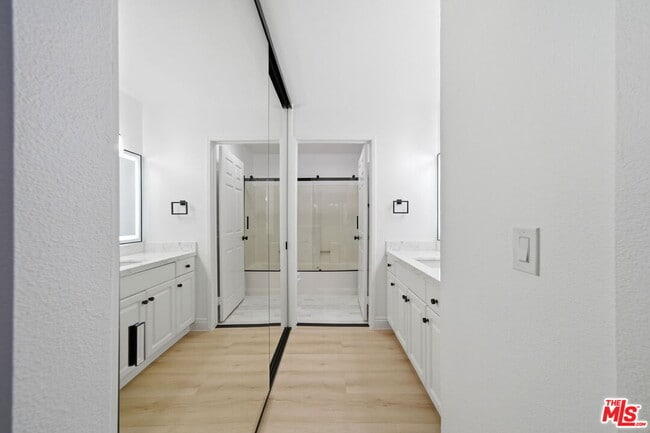 Building Photo - 5530 Owensmouth Ave