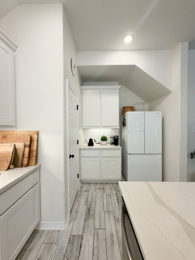 Building Photo - Gorgeous Home - MUST SEE!!