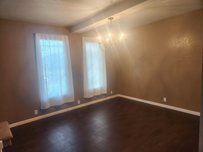Building Photo - 3 bedrooms 2 bathrooms Downtown Riverside ...