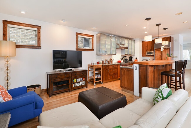 Building Photo - 2317 N Greenview Ave