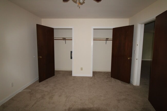 Building Photo - Conveniently Located Duplex