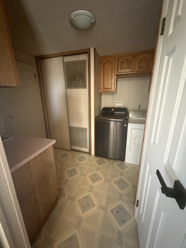 Building Photo - 690 Maple Ct