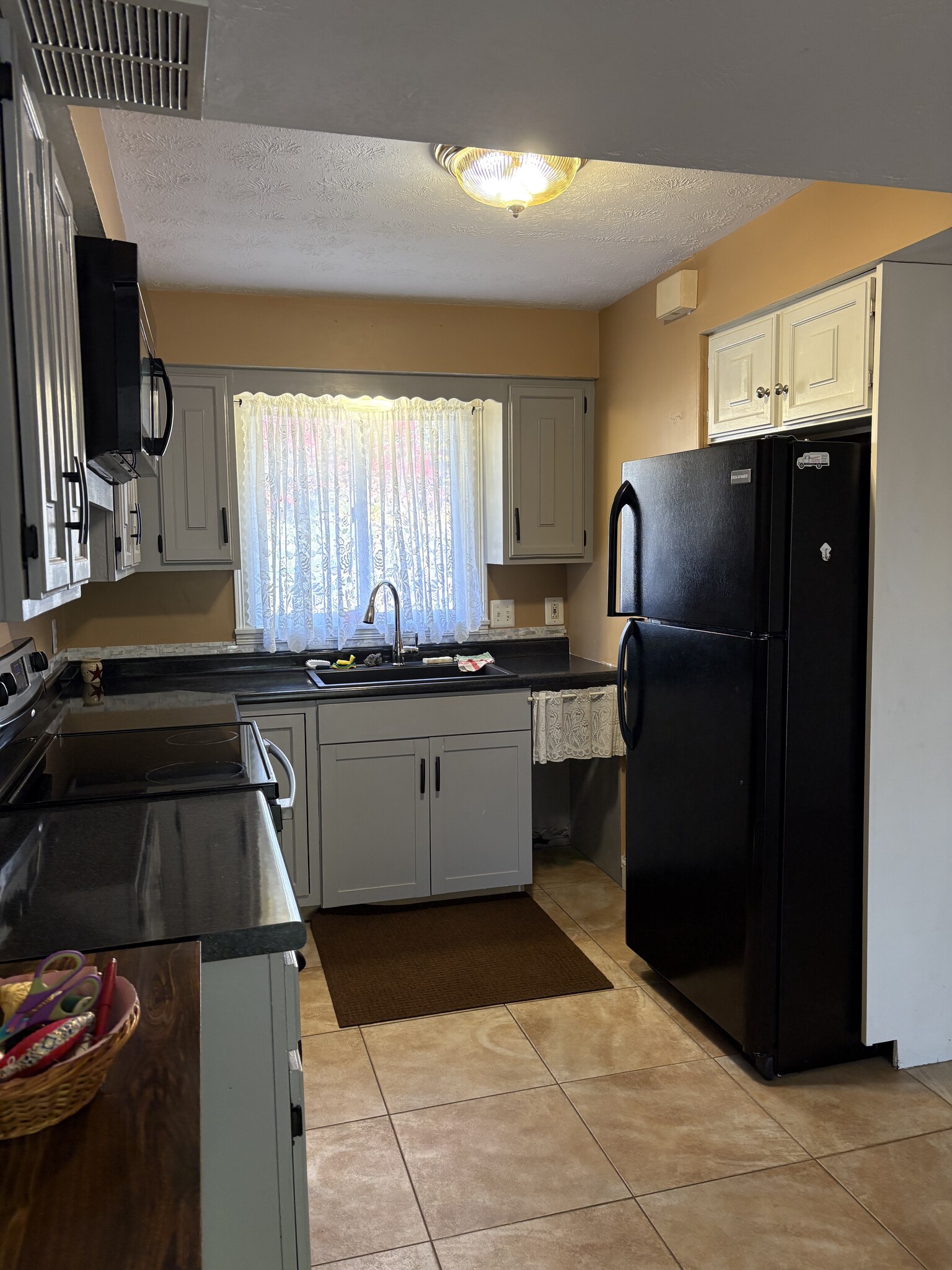 Kitchen - 526 East Ave
