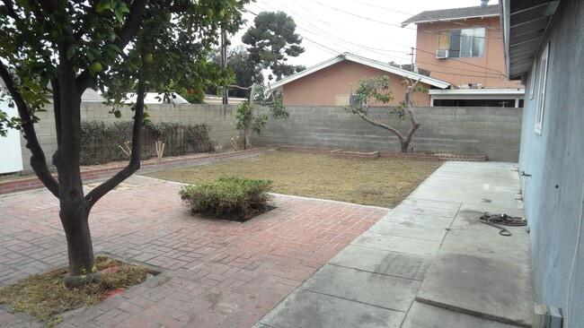 Building Photo - 300 1/2-204 1/2 E Mills Dr