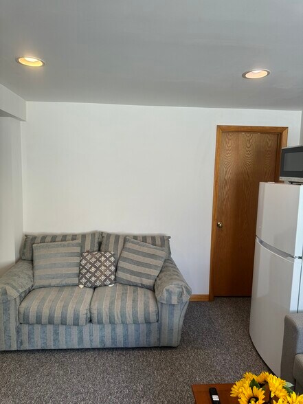 Building Photo - 7S485 Lynn Dr