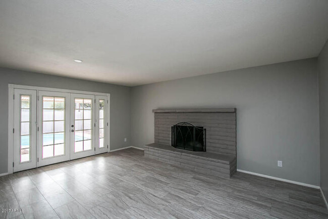 Building Photo - COMPLETELY REMODELED 4 BEDROOM, 2 BATH TEM...