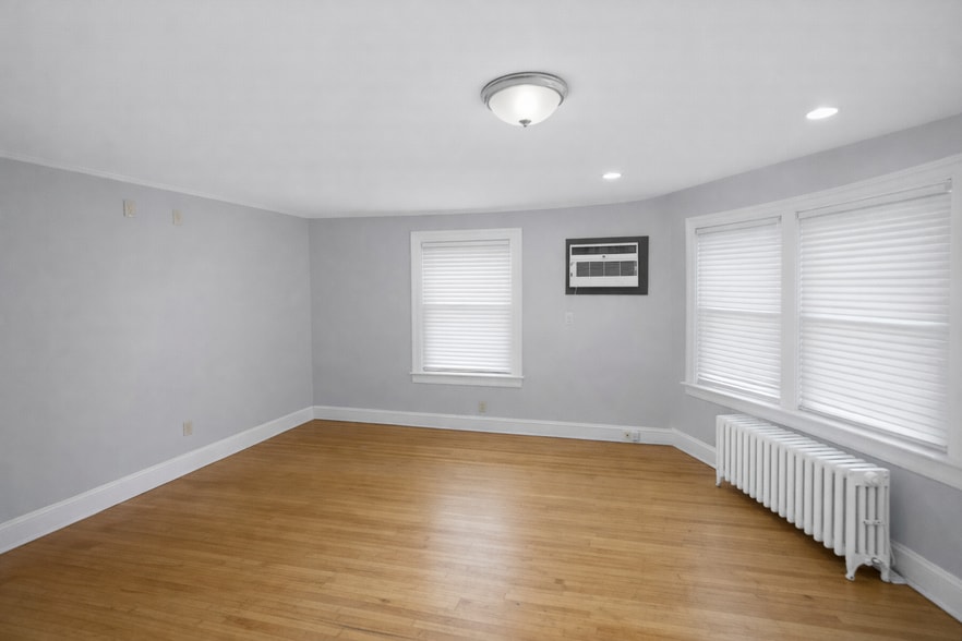 Building Photo - 809 13th Ave SE