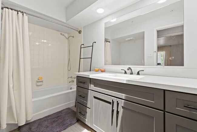 Building Photo - 1115 Augusta Dr