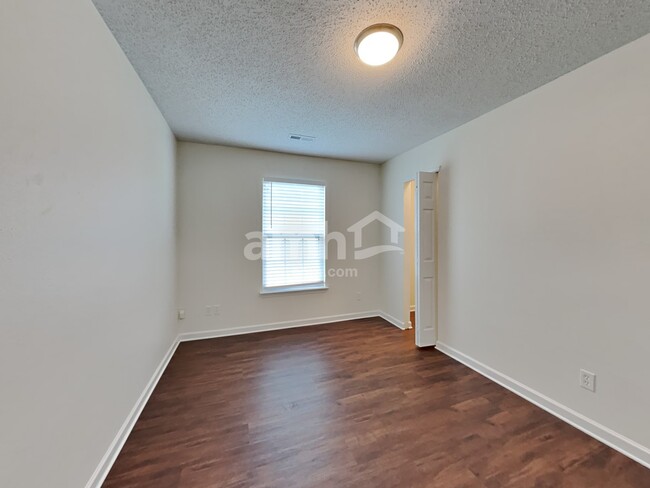 Building Photo - 842 Littleton Dr