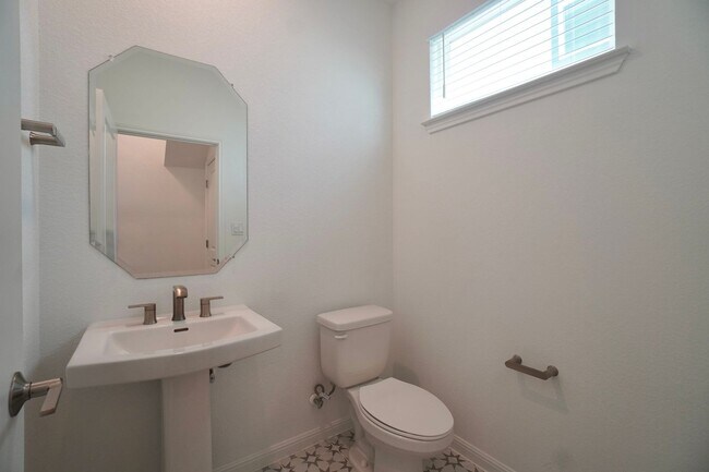 Building Photo - 1610 Iberville Dr