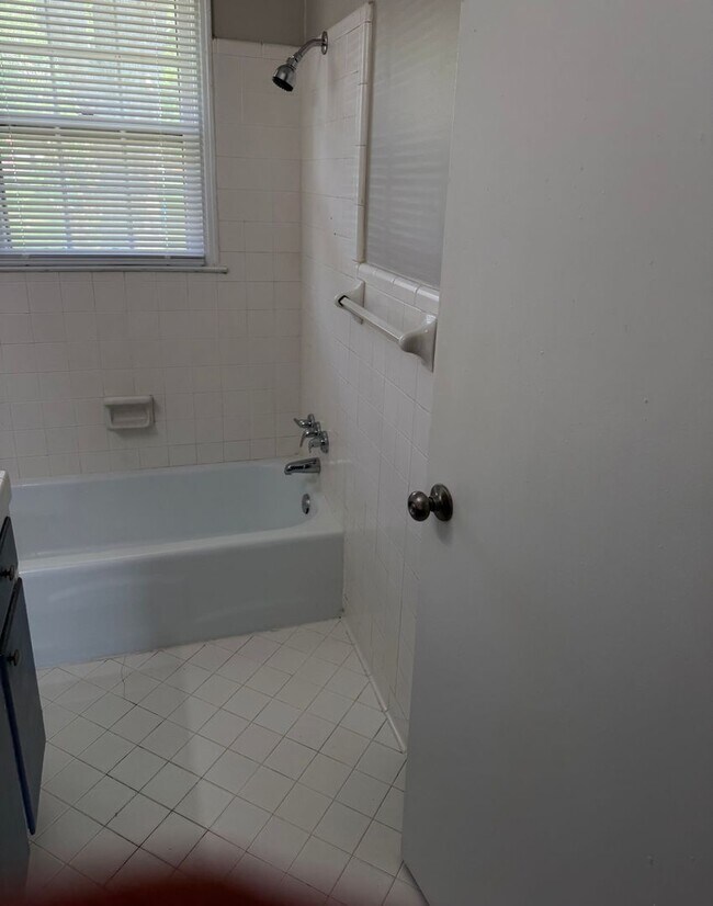 Building Photo - Charming 3-bedroom,1-bath home w/Detached garage for rent in Springfield, Tennessee.