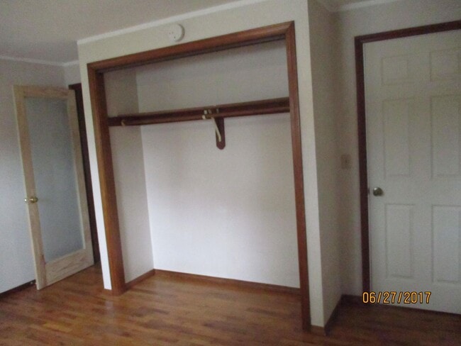 Building Photo - 3-Bedroom, 2-Bathroom with 2 car Carport in Sutherlin