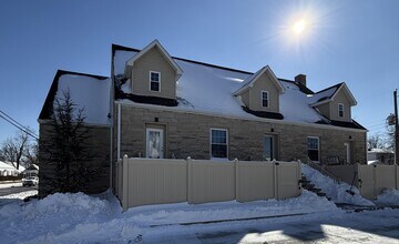 Building Photo - 823 Hart St