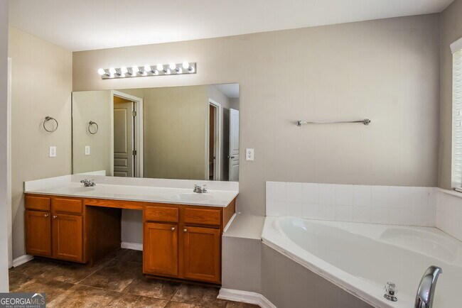 Building Photo - 147 Hidden Lake Cir